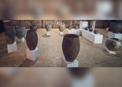 Photo de céramiques de Muriel Thomas à l'exposition collective du Martinez en août 2022, à Pomayrols (12130)