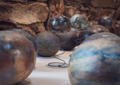 Photo de boules en céramique _ exposition 2022 au Martinez à Pomayrols (12130)