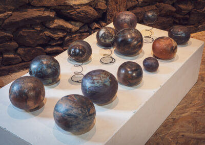 Photo de boules en céramique _ exposition 2022 au Martinez à Pomayrols (12130)