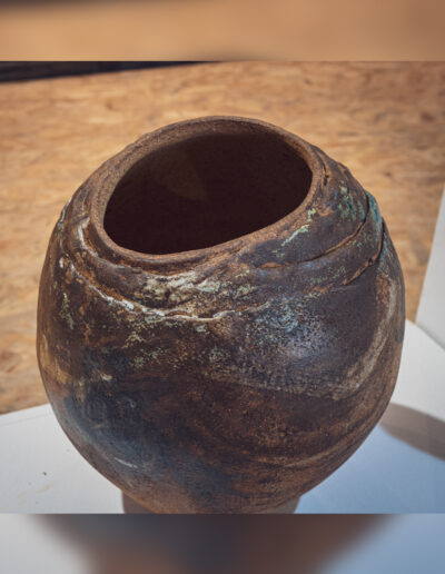Photo d'une poterie en colombins _ exposition 2022 au Martinez à Pomayrols
