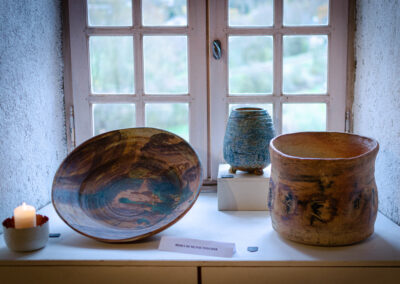 Photo ensemble de poteries _ exposition 2022 au Manoir de Saint-Félix à Rodez