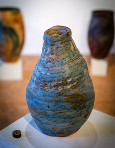 Photo d'une poterie en colombins _ exposition 2022 au Manoir de Saint-Félix à Rodez