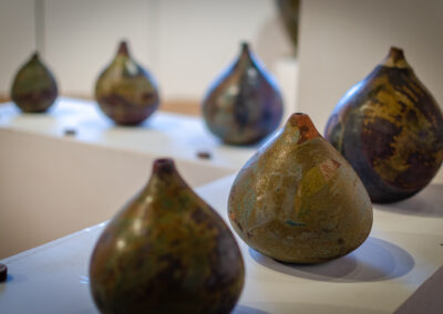 Photo de poteries en colombins _ exposition 2022 au Manoir de Saint-Félix à Rodez