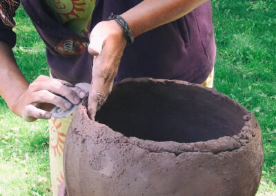 Photo de confection poterie en colombins lors d'un stage adulte